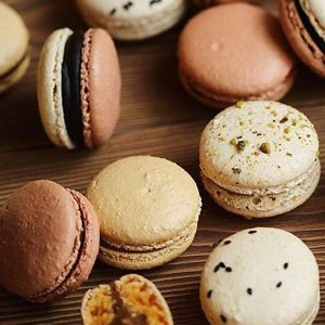 macaroons_with_mango_filling